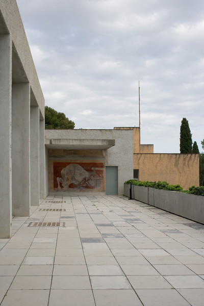 Clos Saint-Bernard dit villa Noailles. La terrasse de la piscine, fresque d'Oscar Dominguez. 
Photographie : Olivier Amsellem - © Villa Noailles Hyères
